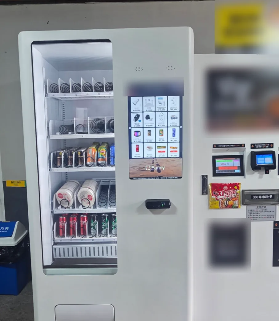 라면 조리기 옆에 붙여 설치한 음료·간식 자판기