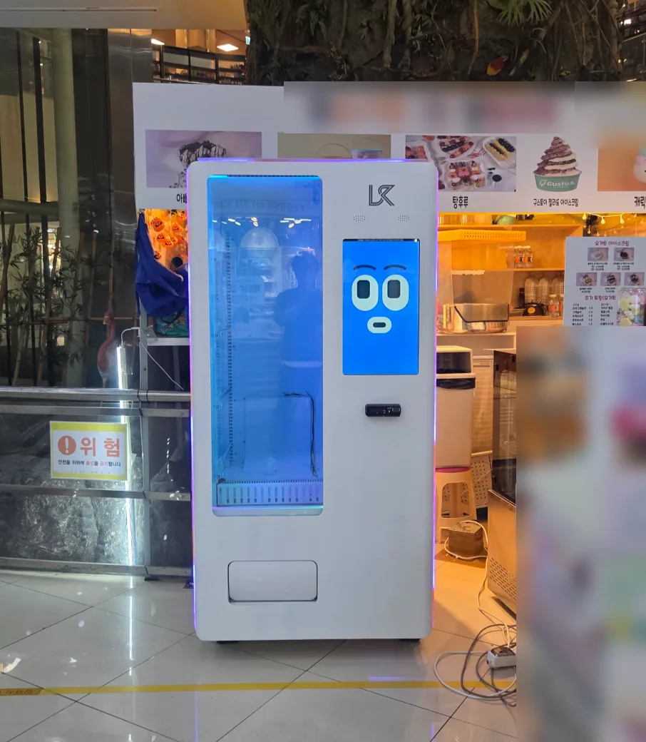 쇼핑몰 푸드코트 디저트 매장 앞에 설치한 자판기